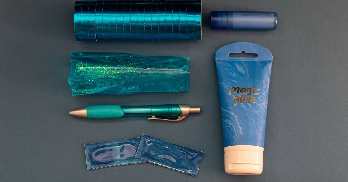 lubrifiant compatible avec les objets en silicone, offrant une glisse optimale sans les endommager. idéal pour une utilisation douce et sûre.