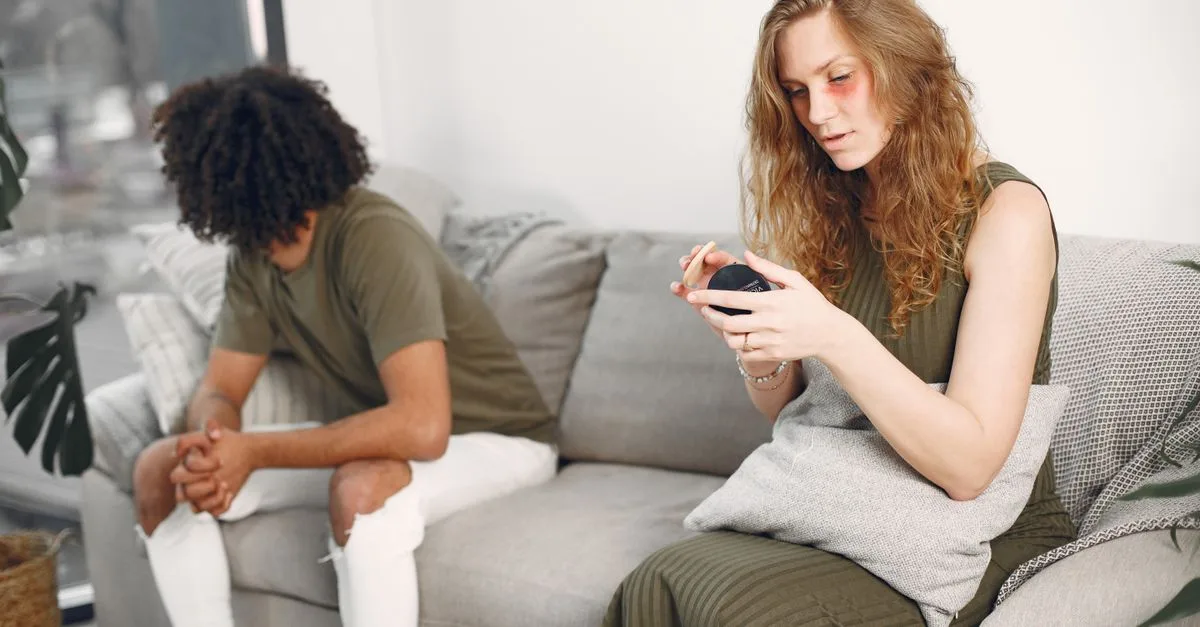 découvrez tout sur la couplesexcommunication : ses causes, conséquences et comment y faire face pour préserver votre relation.