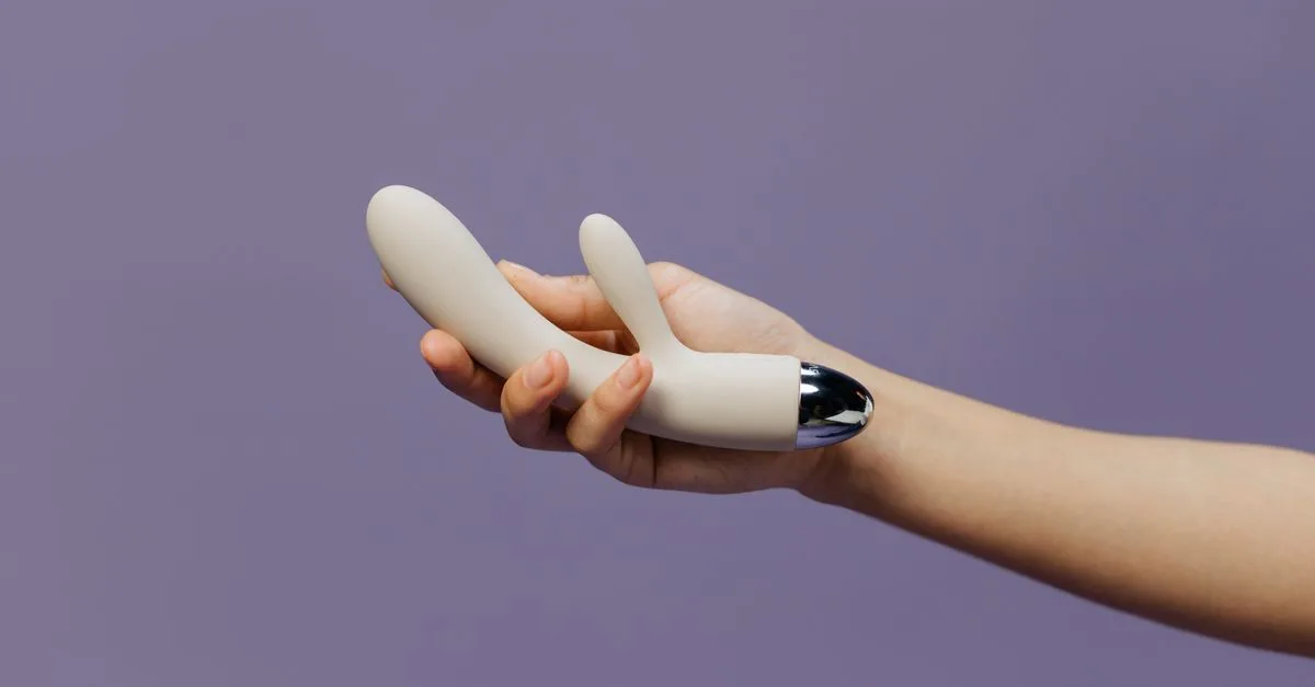 découvrez les différences entre un vibromasseur courbé et droit pour le point g, et choisissez la forme adaptée à votre anatomie et à vos envies.